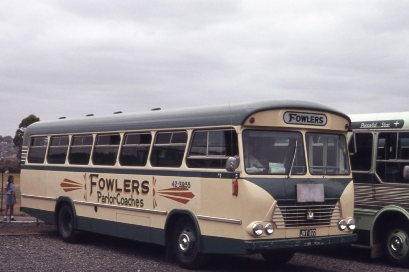 FOWLERS PARLOR COACHES (7) BEDFORD VAM70 JVT-077