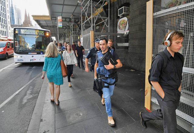 170323Th-Melbourne'Age'-FlindersSt_police-bus-b.jpg